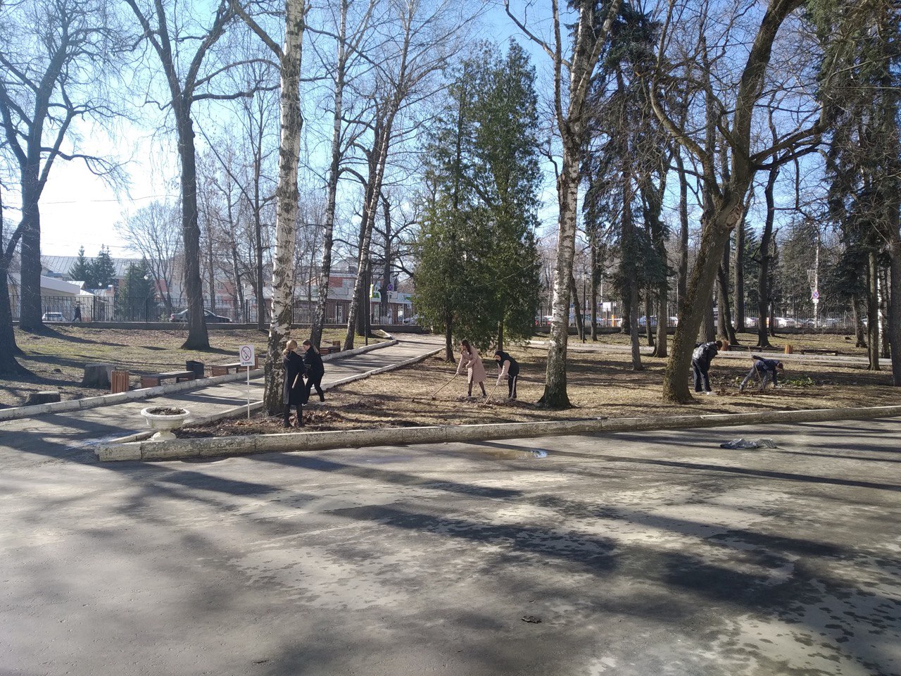 28 марта 2023 года студенты группы 19ИПО1 в сопровождении куратора доцента кафедры ВИиО ПГУ Ульянова А. Е. приняли участие в уборке территории учебного корпуса №11 ПГУ